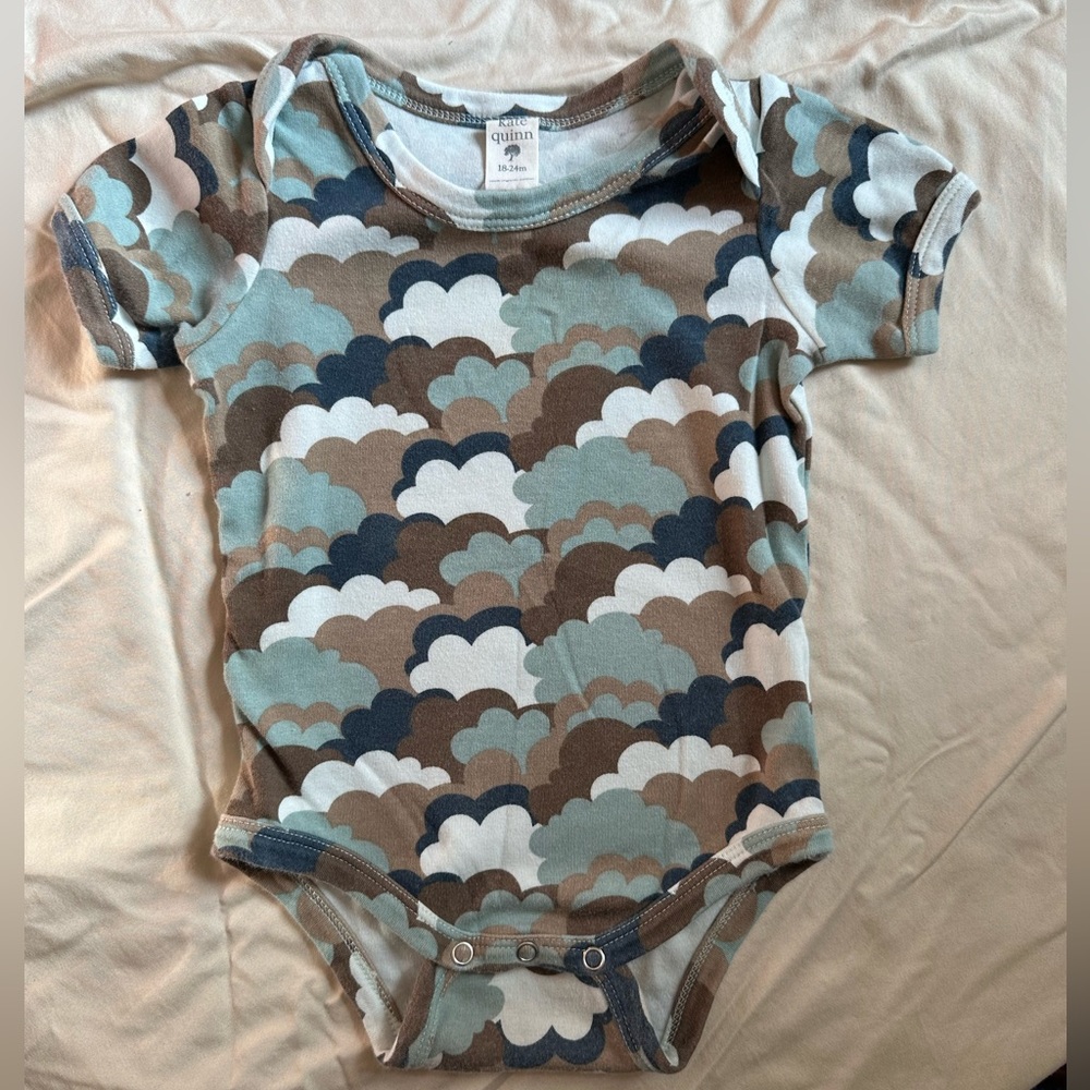 kate quinn 70s blue clouds short sleeve lap neck bodysuit (organic cotton)